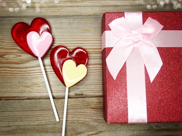 Presente caixa coração pirulitos dia dos namorados amor feriado conceito — Fotografia de Stock