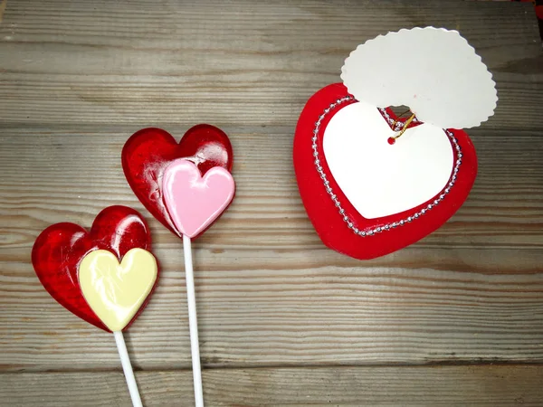 Herz-Lutscher süße Liebe Valentinstag auf Holzgrund — Stockfoto