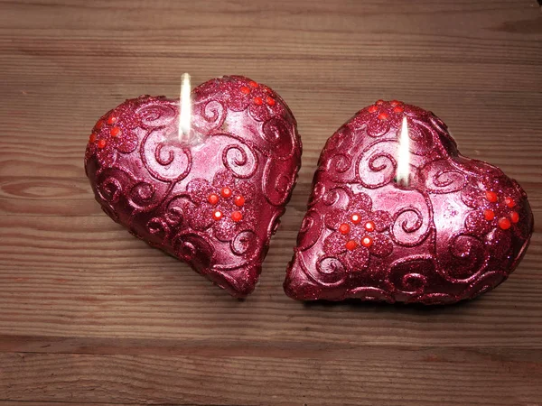 Kaarsen hart liefde Valentijnsdag op houten achtergrond — Stockfoto