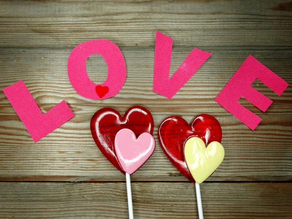 Γλειφιτζούρια γλυκό καρδιά αγάπη του Αγίου Βαλεντίνου σε φόντο ξύλινη — Φωτογραφία Αρχείου