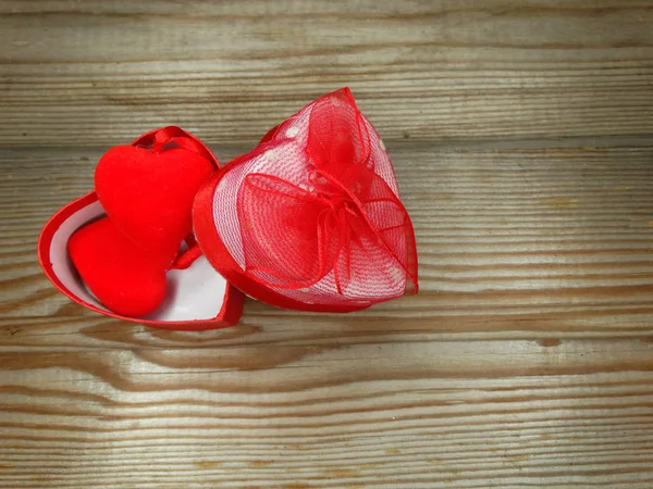 Coffrets cadeau forme coeur amour Saint-Valentin sur fond en bois — Photo