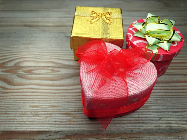 Серцеподібні подарункові коробки люблять день Валентина на дерев'яному фоні — стокове фото