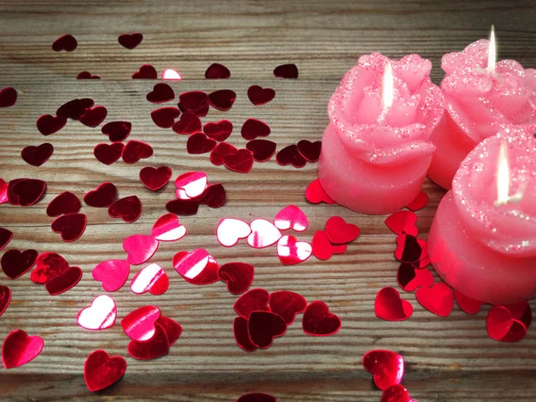 Серцеві свічки люблять день Валентина на дерев'яному фоні — стокове фото