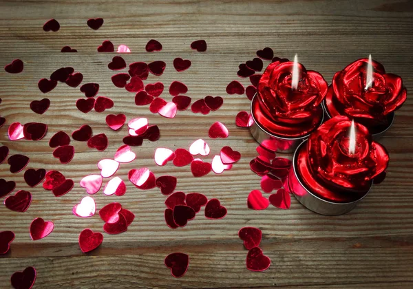 Corazón velas amor día de San Valentín sobre fondo de madera —  Fotos de Stock