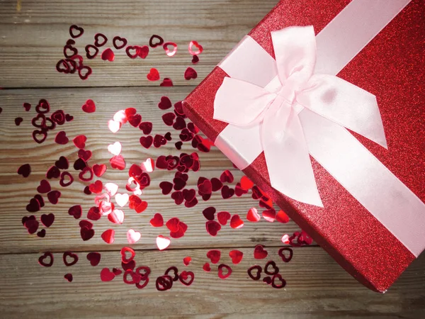 Cuore forma scatole regalo amore San Valentino su sfondo di legno — Foto Stock