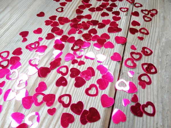 Szív forma konfetti szerelem Valentin nap a fából készült háttér — Stock Fotó
