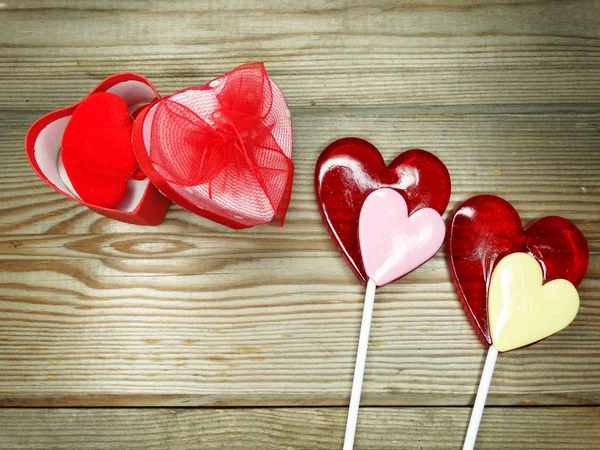 Sladké cukroví srdce rád Valentýna na dřevěné pozadí — Stock fotografie