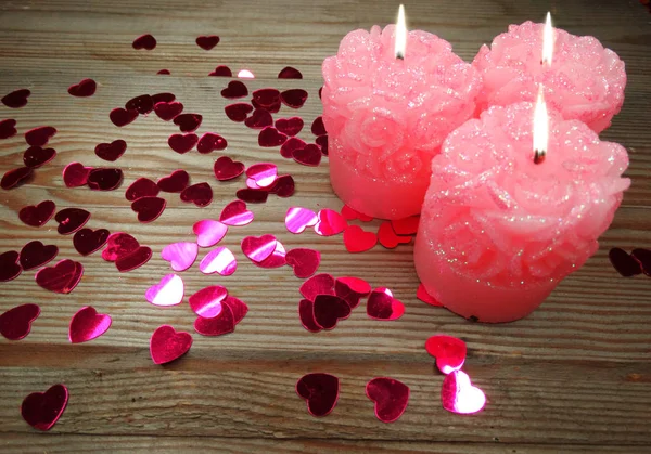 Corazón velas amor día de San Valentín sobre fondo de madera —  Fotos de Stock