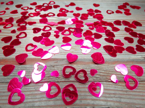 Hart vorm confetti love Valentijnsdag op houten achtergrond — Stockfoto