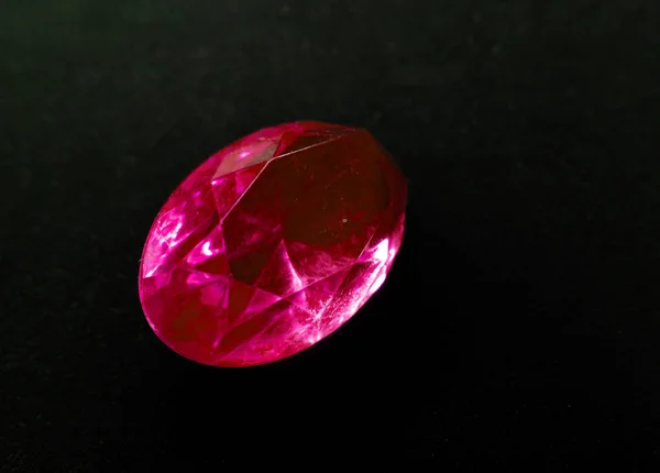在黑色背景上红宝石宝石水晶宝石 — 图库照片