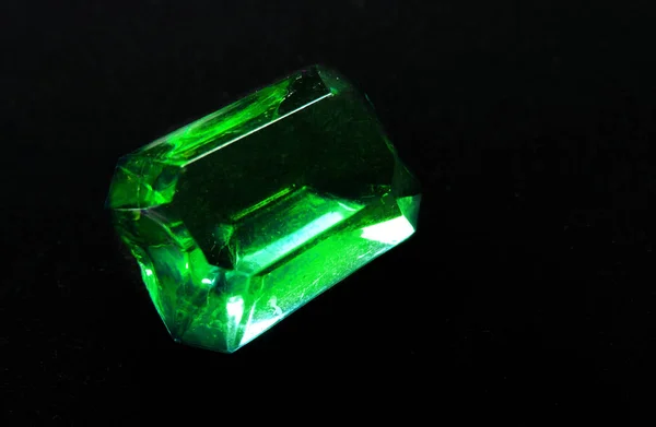 Emerald gem crystal vzácný drahokam na černém pozadí — Stock fotografie