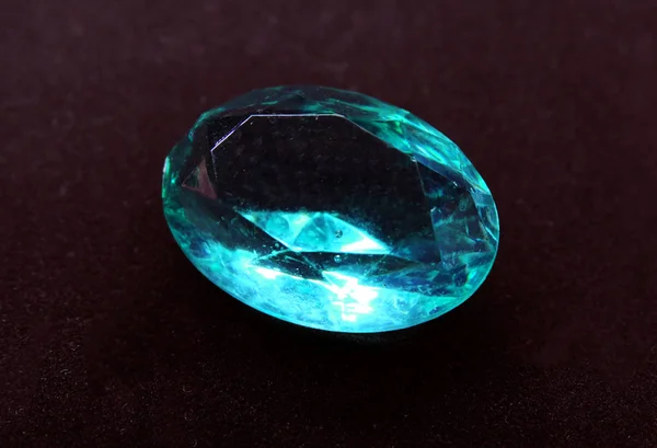 Joya de diamantes de zafiro cristal de gema sobre fondo negro —  Fotos de Stock