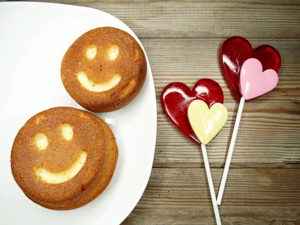 Gâteaux alimentaires créatifs et sucettes coeur pour la Saint-Valentin — Photo