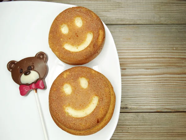 Kreatywne jedzenie ciasta i czekolada niedźwiedź na Walentynki — Zdjęcie stockowe