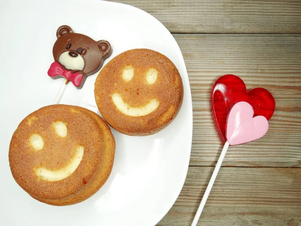 Gâteaux alimentaires créatifs et sucettes coeur pour la Saint-Valentin — Photo