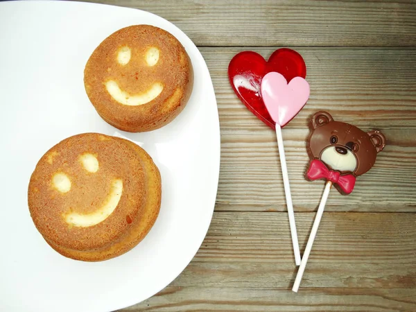 Kreatywne jedzenie ciasta i lizaki serca na Walentynki — Zdjęcie stockowe