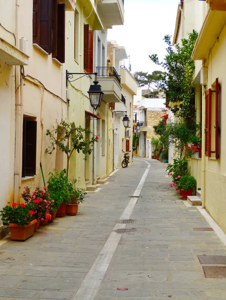Calle tradicional con buganvillas brillantes en Grecia — Foto de Stock