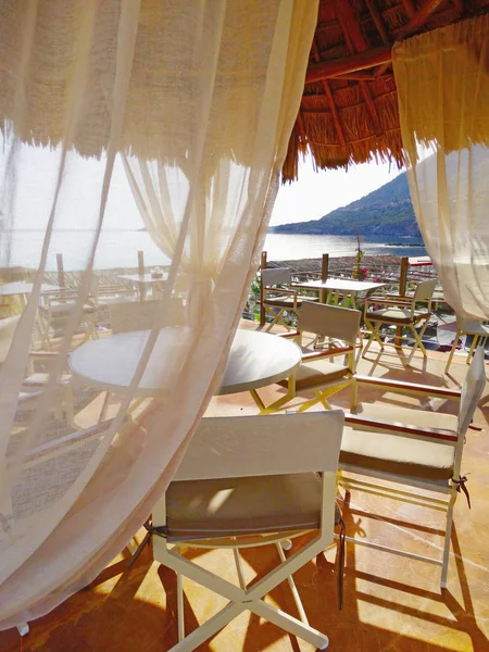 Terrazza tradizionale con tende di seta bianca in Grecia — Foto Stock