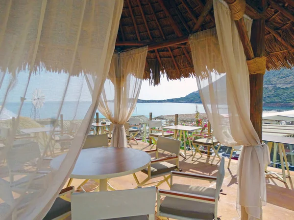 Terrazza tradizionale con tende di seta sulla spiaggia in Grecia — Foto Stock