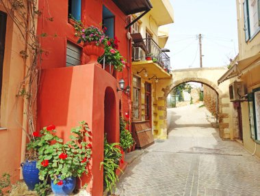 parlak Begonvil Yunanistan ile geleneksel sokak 