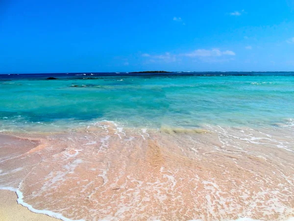 Praia com areia rosa paisagem mar ilha de Creta Grécia — Fotografia de Stock