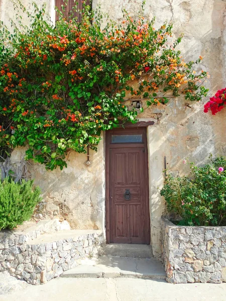 Hagyományos utcai világos bougainvillea, Görögország — Stock Fotó