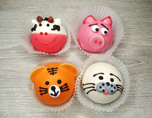 Pasteles creativos de comida para niños divertidos forma animal — Foto de Stock