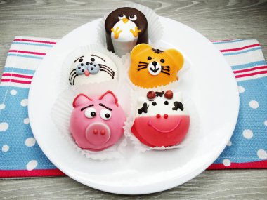 yaratıcı yiyecekler kek için çocuk komik hayvan formuna