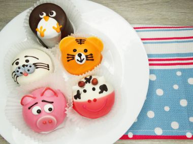 yaratıcı yiyecekler kek için çocuk komik hayvan formuna