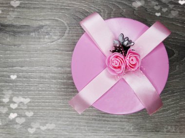 Sevgililer günü hediye kutusu ve kalpleri bileşimi 