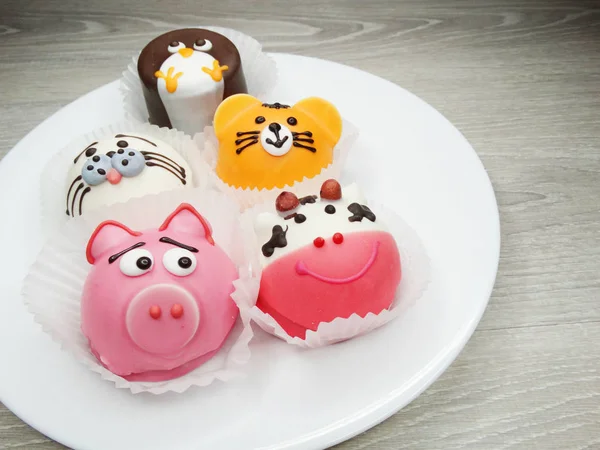 Креативное питание торты для детей смешной формы животных — стоковое фото