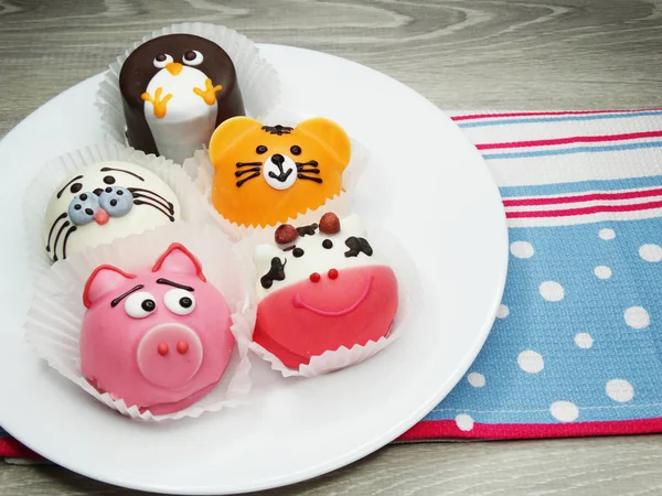 Kreatív élelmiszer sütemény a gyermek vicces állat formája — Stock Fotó