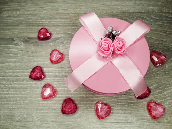 День святого Валентина композиция подарочной коробки и сердца — стоковое фото