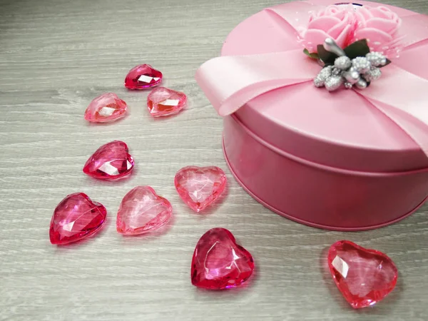 バレンタインのギフト ボックスと心の組成 — ストック写真