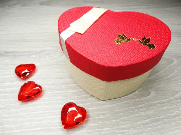 バレンタインのギフト ボックスと心の組成 — ストック写真