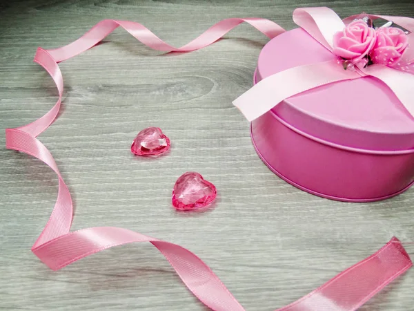 Composizione giorno di San Valentino di scatola regalo e cuori — Foto Stock