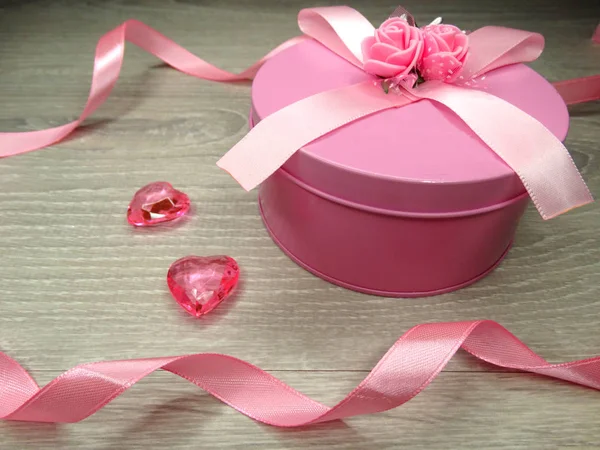 Skład na Walentynki pudełko i serca — Zdjęcie stockowe