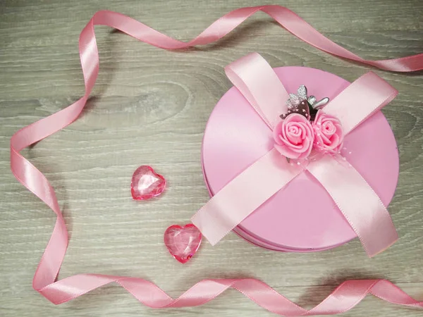 Composizione giorno di San Valentino di scatola regalo e cuori — Foto Stock