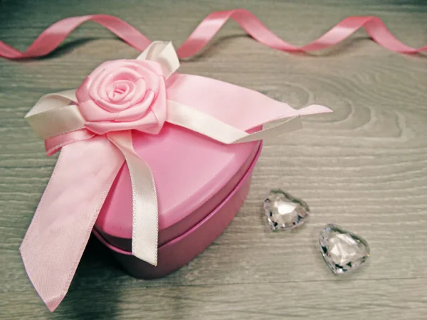 Sevgililer günü hediye kutusu ve kalpleri bileşimi — Stok fotoğraf