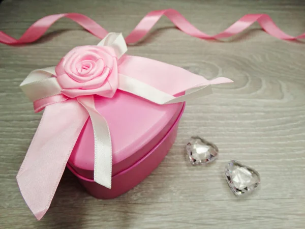 선물 상자와 하트 발렌타인 구성 — 스톡 사진