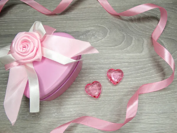 Composición del día de San Valentín de caja de regalo y corazones —  Fotos de Stock