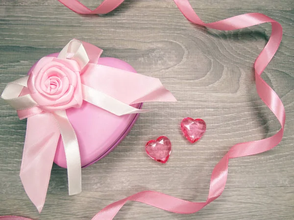 Valentine's day composition of gift box and hearts — Stock Photo, Image