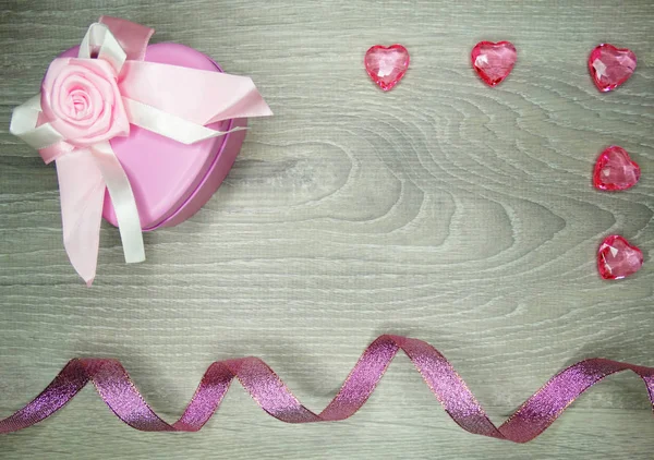 Composición del día de San Valentín de marco de cinta caja de regalo y corazones —  Fotos de Stock