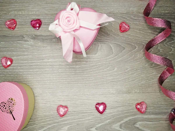 Composición del día de San Valentín de marco de cinta caja de regalo y corazones —  Fotos de Stock