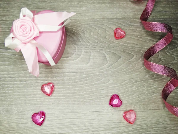 Composizione giorno di San Valentino di scatola regalo nastro cornice e cuori — Foto Stock