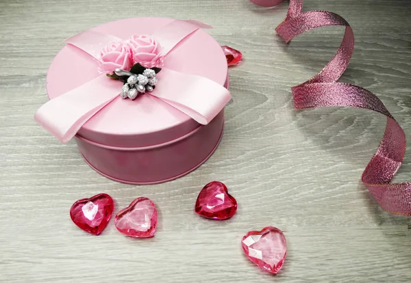 Valentine's day composition of gift box and hearts — Stock Photo, Image