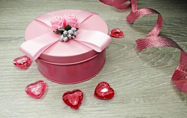 Composición del día de San Valentín de caja de regalo y corazones — Foto de Stock