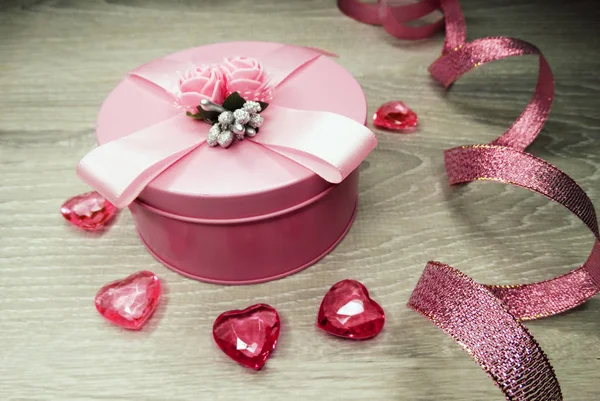 Valentine's day composition of gift box and hearts — Stock Photo, Image