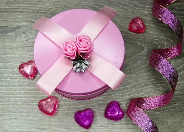 Composizione giorno di San Valentino di scatola regalo e cuori — Foto Stock