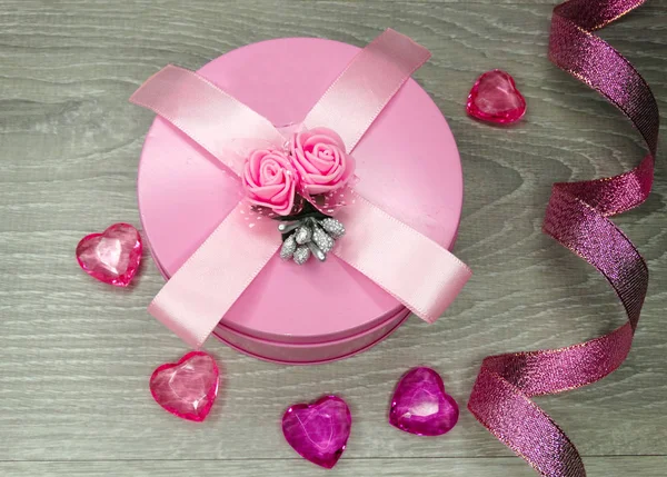 Valentine's day composition of gift box and hearts — Stock Photo, Image